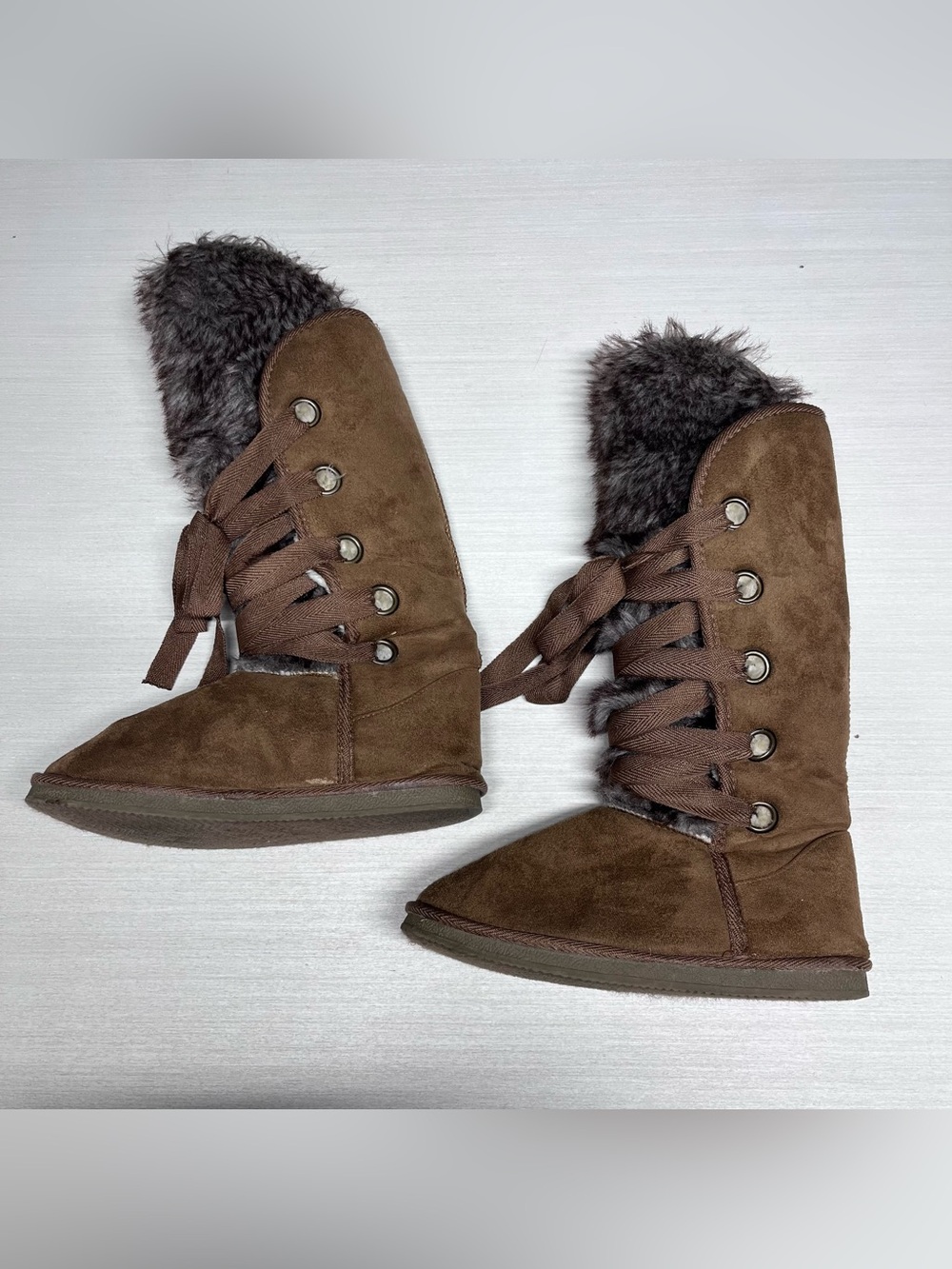 Vintage Y2K Just Fab Tan Faux Fur Trim Mukluk-Style Lace Up Boots. Size 8